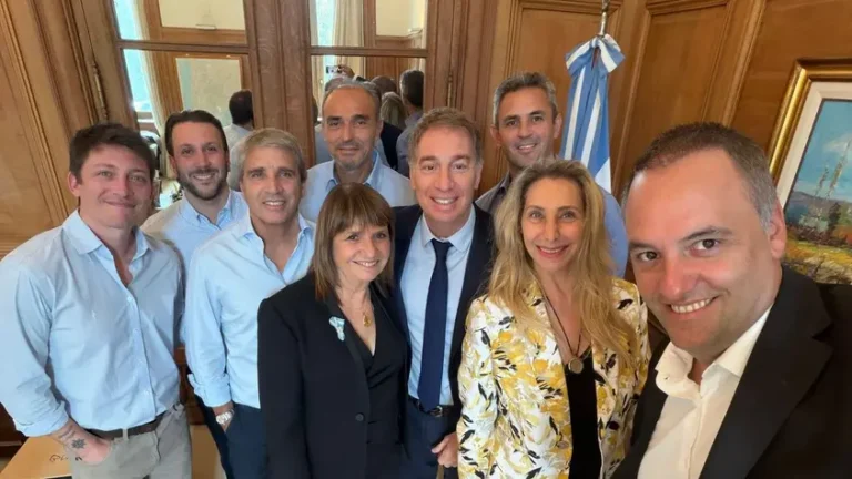 El Gobierno reactiva la mesa política tras el caso Adorni