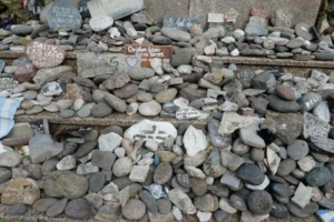 El Gobierno repuso las piedras en homenaje a víctimas de Covid