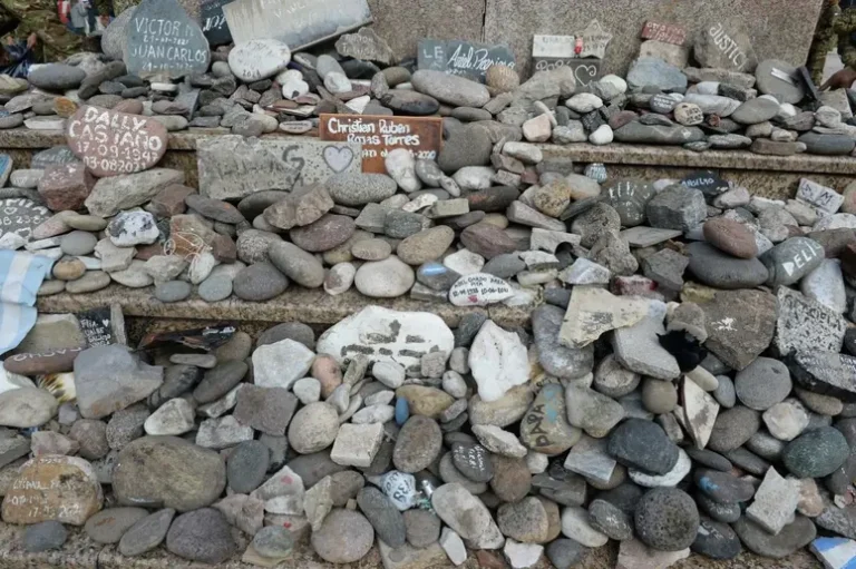 El Gobierno repuso las piedras en homenaje a víctimas de Covid