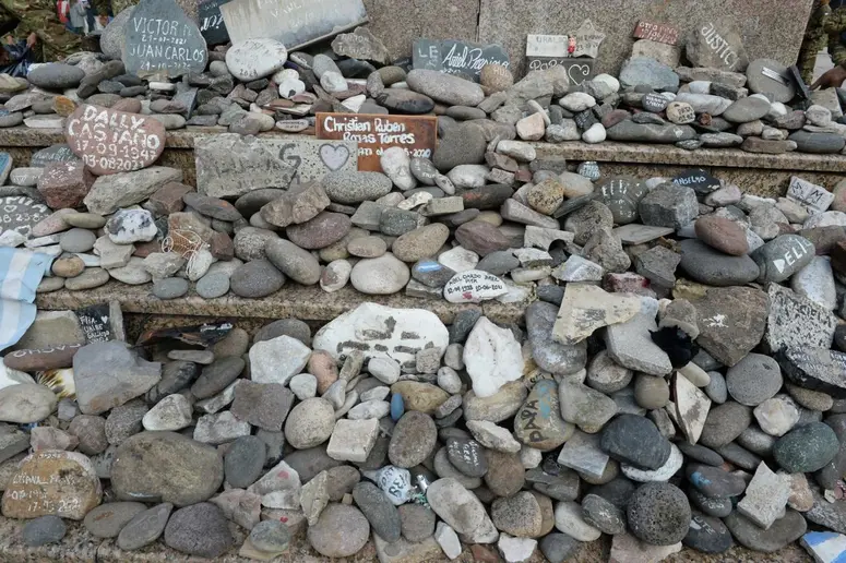 El Gobierno repuso las piedras en homenaje a víctimas de Covid