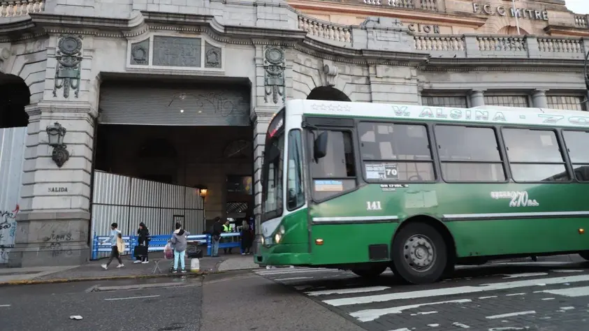 El Gobierno sanciona a gremios de trenes y colectivos por el paro