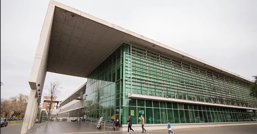 Vigilador sigue en estado crítico tras prenderse fuego