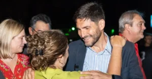 Maximiliano Pullaro y Javier Milei en una composición política