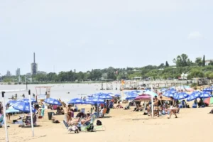 Turistas disfrutan de la costa argentina durante el verano