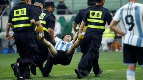 El aficionado que en el partido de ayer entró a la cancha para saludar al jugador rosarino, fue contundente con el operativo del espectáculo.