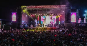 Escenario y público en un festival en Santa Fe