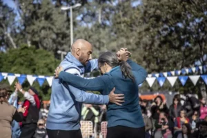 Escenario y familias en la Fiesta patria en el Parque Alem por el 25 de Mayo