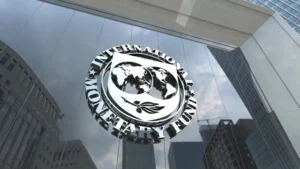 Logo del FMI y bandera argentina en nota sobre financiamiento al país