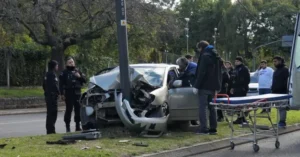 Fuerte choque en el bajo: un auto terminó contra una columna