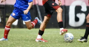 Jugadoras de fútbol femenino en un partido de Primera División