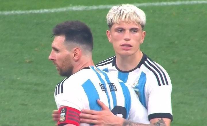 La joven promesa del Manchester United jugó su primer partido con la camiseta nacional. Cuáles son las condiciones para que el jugador se quede en el elenco de Scaloni.