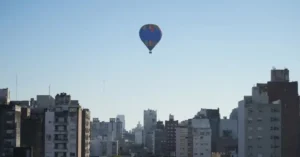 Globo aerostático sobrevolando la ciudad de Rosario al amanecer