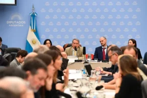 Funcionarios del Gobierno durante una reunión política
