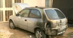 Auto incendiado en Granadero Baigorria