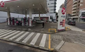 Patrulleros y bomberos en una estación de servicio del macrocentro de Rosario tras una explosión de GNC