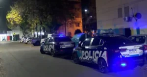 Patrullero y cinta policial en un operativo en Rosario