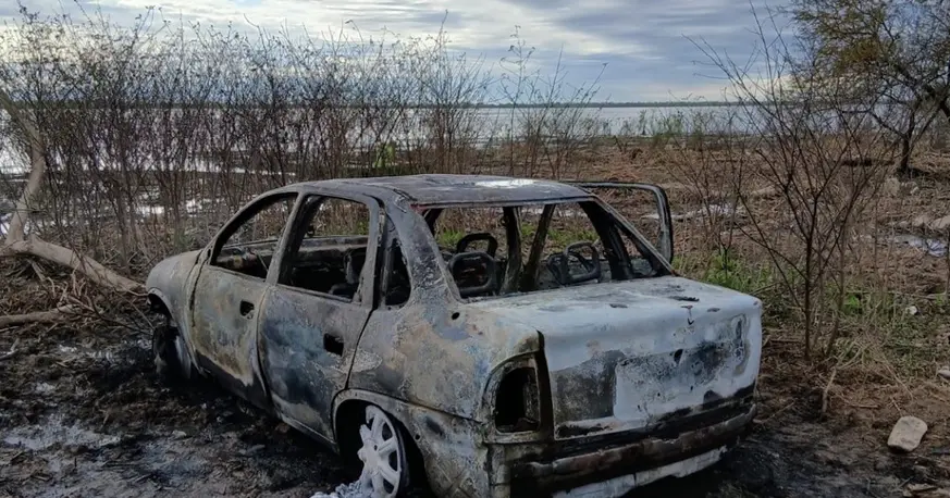 Hallan cuerpos en un auto incendiado en Villa Gobernador Gálvez