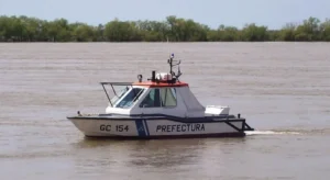 Patrullero y personal policial en la zona del río Paraná, frente a la Usina Sorrento