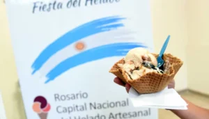 Personas disfrutando de helado artesanal en Rosario