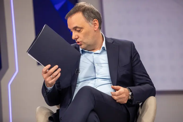 Gobernadores piden a Milei definir el futuro de Adorni