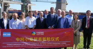 Buque granelero cargando maíz argentino para exportación