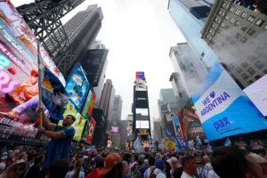 Hinchas argentinos copan Times Square con banderas y camisetas