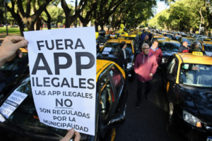 El Concejo regulará las aplicaciones de taxis
