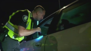 Le robaron a una familia en un falso control policial
