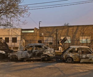 Incendiaron autos frente a la subcomisaría 22