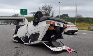 Un auto volcó en Circunvalación y la Autopista a Santa Fe