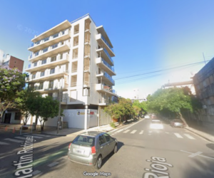 Ambulancia y móviles policiales en un operativo en Rosario