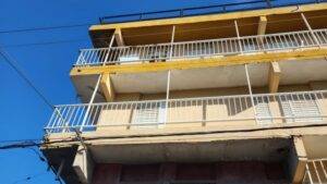 se asomó al balcón y terminó con el cuerpo quemado