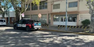 Fachada de una escuela involucrada en una denuncia falsa de amenaza