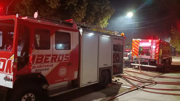 Un incendio destruyó la casa de una pareja de jubilados en La Cerámica