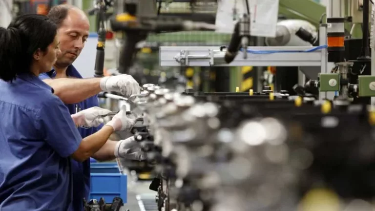 La industria cayó un 21,2% en marzo, la peor cifra desde la pandemia