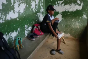 Niños acompañados por adultos tras un sismo