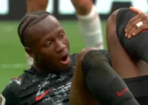 Koné utiliza un inhalador verde durante un partido del Mundial