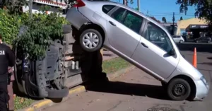 Auto de una mujer mayor quedó arriba de una camioneta tras un choque