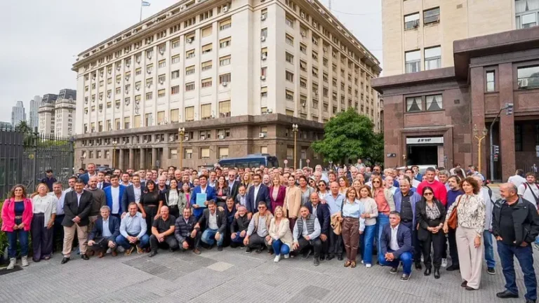 Intendentes marcharon a Economía por fondos y obras frenadas