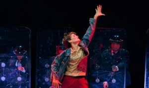 Joaquín Mondino, el niño de 12 años que brilla en la obra "Billy Elliot" de calle Corrientes