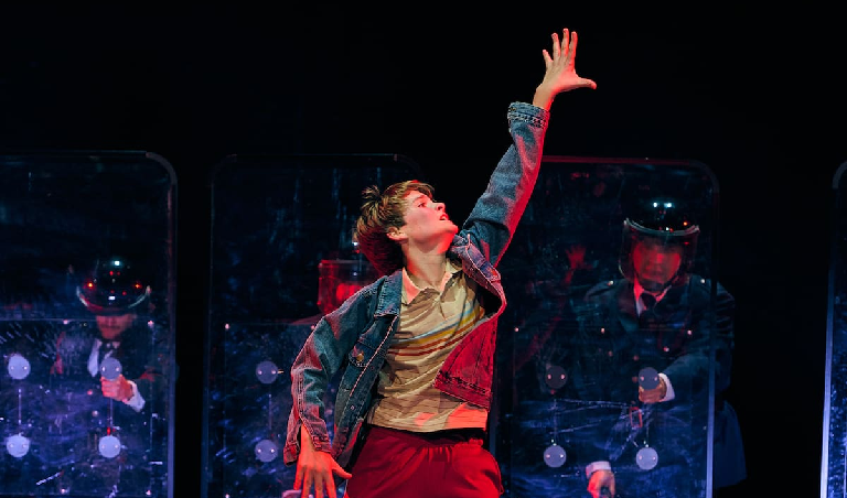 Joaquín Mondino, el niño de 12 años que brilla en la obra "Billy Elliot" de calle Corrientes