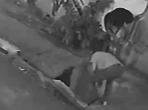 Joven se cayó en una alcantarilla mientras paseaba a su perro