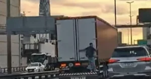 Camión circulando por la autopista 25 de Mayo en Buenos Aires