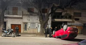 Auto volcado en barrio Echesortu de Rosario