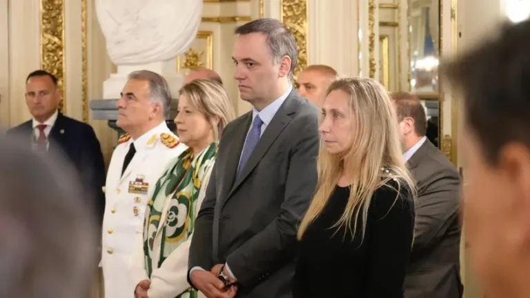 Karina Milei y Adorni recorren el Instituto Malbrán en medio de reclamos