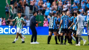 Gustavo Quinteros agredió a un futbolista en Brasil.