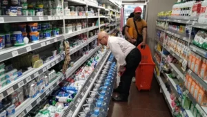 Góndola de supermercado con precios en alza en Argentina