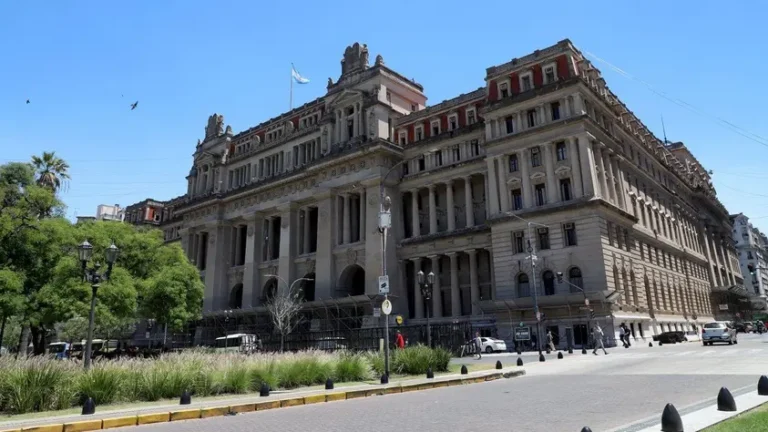 La Corte Suprema de Justicia de la Nación ordenó, con carácter urgente, que el Tribunal Superior de Justicia de Santa Cruz envíe el expediente sobre la reforma que amplió la cantidad de integrantes de ese cuerpo provincial, una medida que vuelve a poner bajo la lupa la intromisión política en el sistema judicial.
