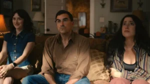 Escena de una comedia de Netflix con dos hermanos metidos en problemas