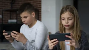 Teléfono móvil con aplicación de verificación de edad en pantalla